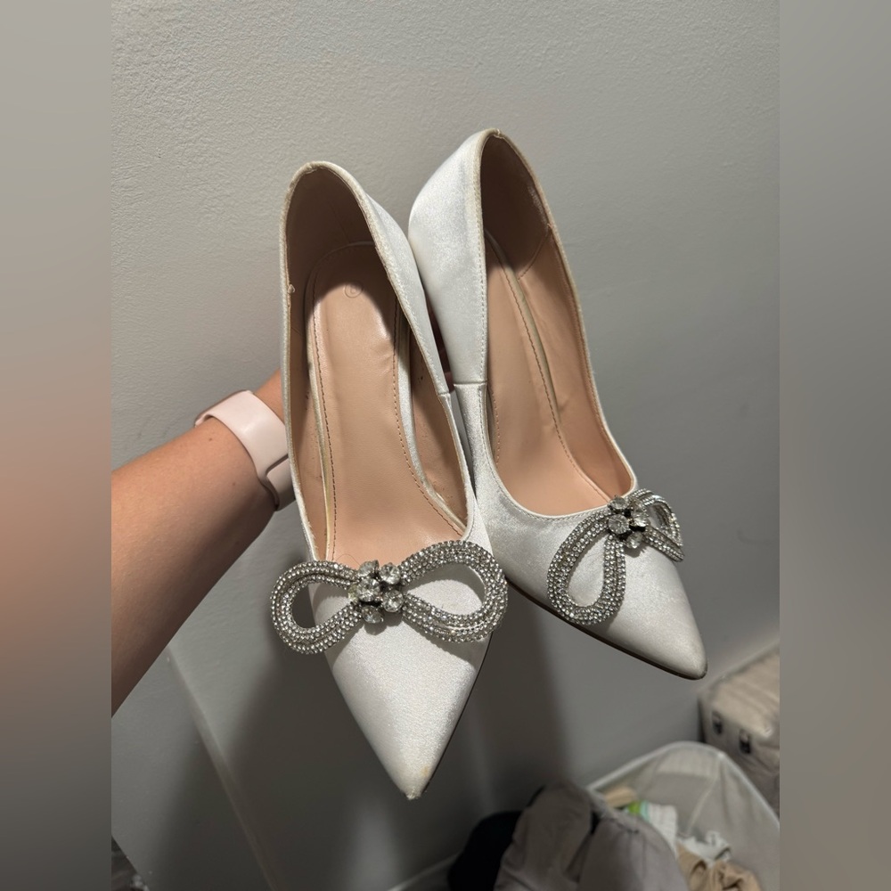 White bow closed toe heel/ size 8